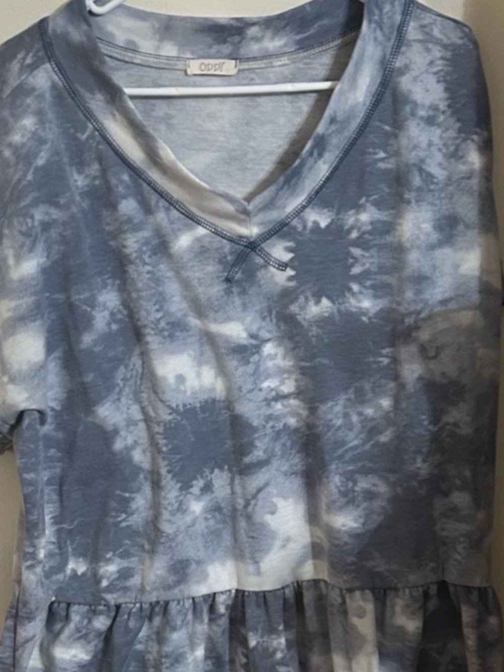 ODDY Size 2x Blue and White Tie-Dye V-Neck Ruffle Hem Short Sleeve Top